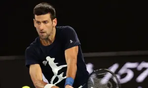 Novak Djokovic, mimo swojego wieku, wciąż zachwyca formą na korcie. Tenisista w akcji.