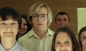 Młody Jeffrey Dahmer, potwór, w okularach, otoczony przez uśmiechniętych ludzi. Historia Jeffreya Dahmera.
