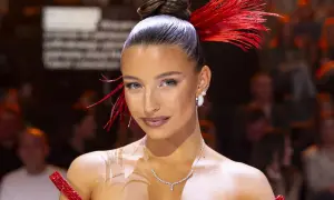 Julia Wieniawa na scenie, zjawiskowa w czerwieni. Jej wzrost i stylizacja przyciągają uwagę.