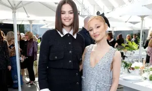 Selena Gomez i Ariana Grande, porównanie wzrostu. Ariana jest niższa, co widać na zdjęciu.