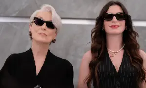 Anne Hathaway i Meryl Streep w stylowych okularach przeciwsłonecznych, przypominające scenę z jednego z ich filmów.
