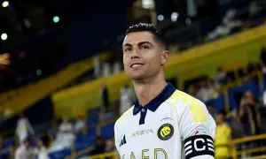 Cristiano Ronaldo w białej koszulce z żółtymi pasami, grający w jednej z obecnych drużyn.