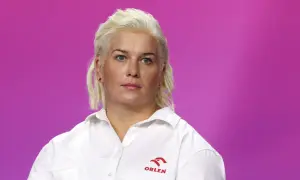 Anita Włodarczyk, znana lekkoatletka, w białej koszuli z logo Orlen. Jej wiek nie wpływa na jej determinację.