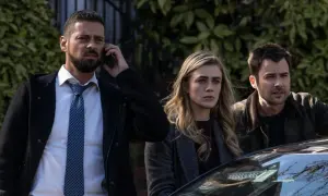 Trzech bohaterów serialu "Manifest" - Ben, Michaela i Saanvi - w napiętej sytuacji. Obsada w obliczu tajemnicy.