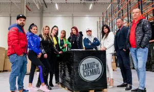 Grupa osób pozuje przy palecie z napisem "zakup w ciemno".
