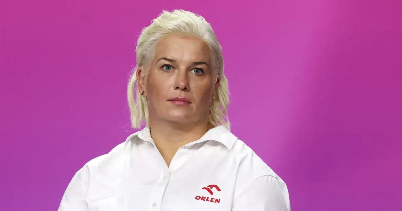 Anita Włodarczyk, znana lekkoatletka, w białej koszuli z logo Orlen. Jej wiek nie wpływa na jej determinację.