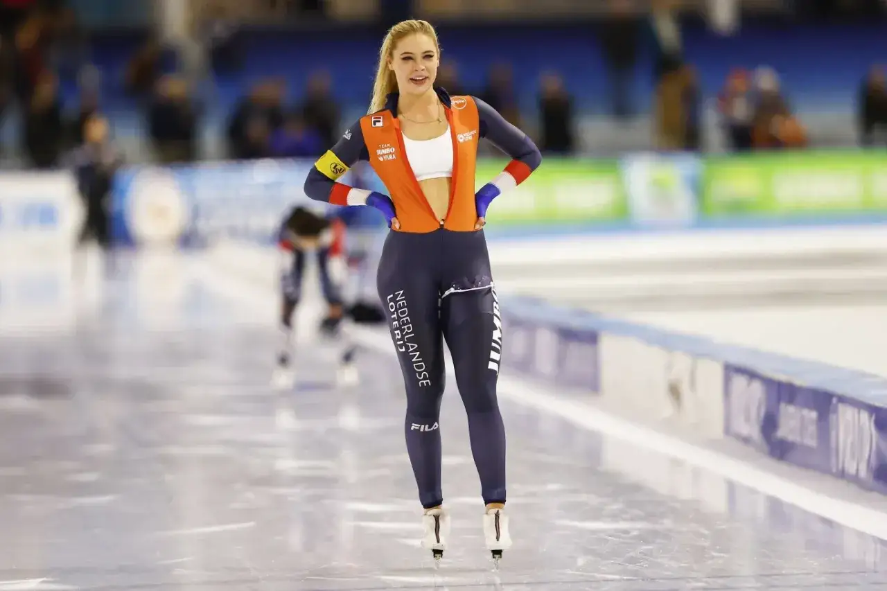 Jutta Leerdam, wzrost i determinacja na lodzie. Holenderska łyżwiarka w kombinezonie Jumbo-Visma, gotowa do startu.
