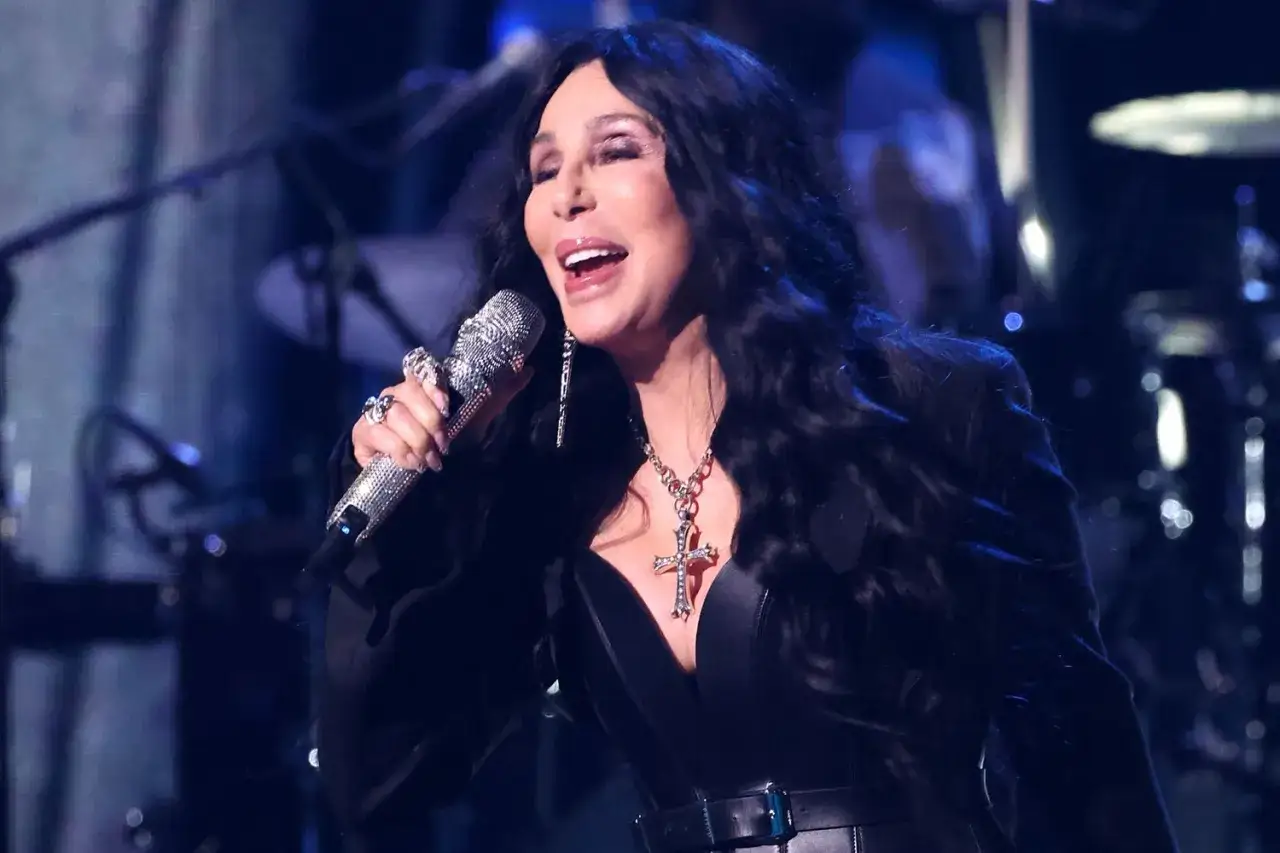 Cher, mimo swojego wieku, wciąż zachwyca na scenie, śpiewając z pasją i energią.