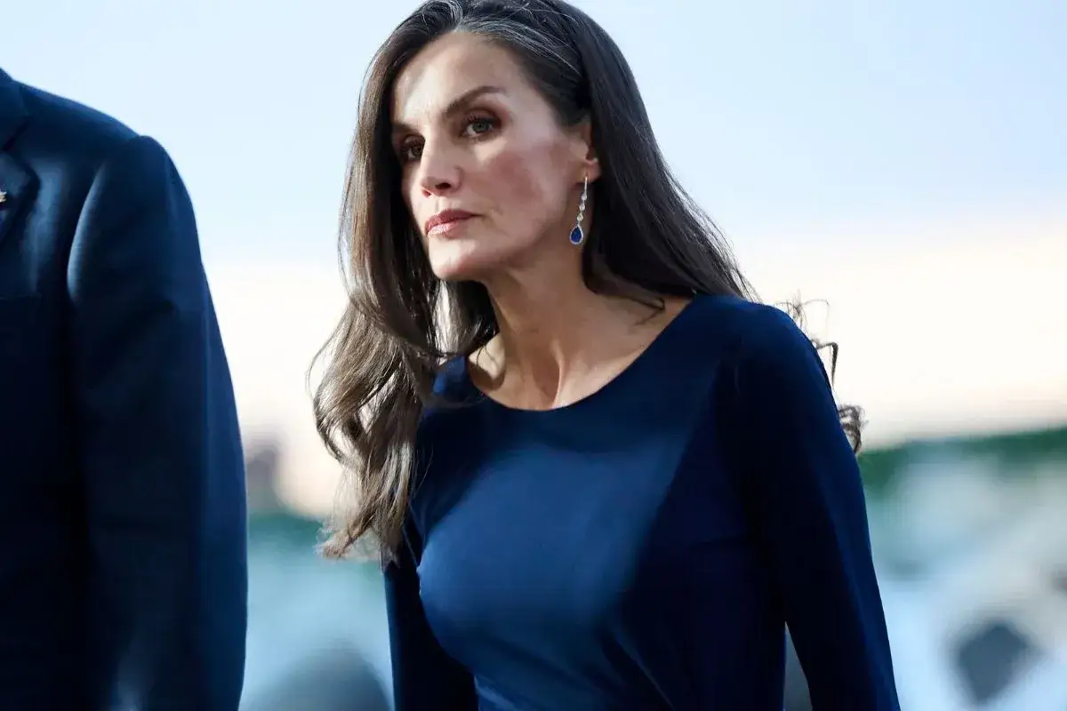 Królowa Letizia w granatowej sukni i eleganckich kolczykach z szafirami.