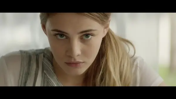 Tessa Young z filmu "After" patrzy intensywnie, jej zielone oczy przyciągają uwagę.