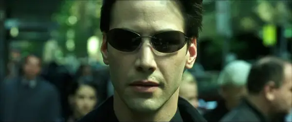 Keanu Reeves w okularach, ikona kina science-fiction. Jego role w filmach takich jak Matrix na zawsze zmieniły gatunek.
