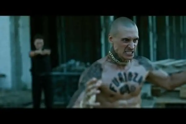 Mateusz Damiecki w filmie "Furioza" w scenie pełnej napięcia.