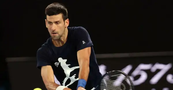 Novak Djokovic, mimo swojego wieku, wciąż zachwyca formą na korcie. Tenisista w akcji.