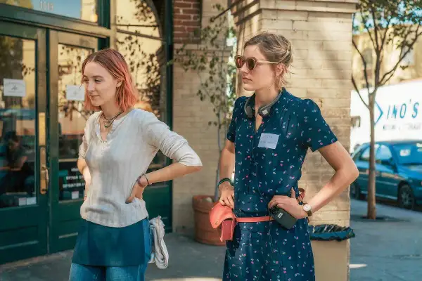 Dwie kobiety na planie filmowym. Jedna z nich, z różowymi włosami, to aktorka z jednego z filmów grety gerwig.
