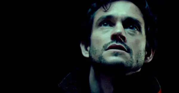 Will Graham z obsady "Hannibala" wpatrzony w niebo, zamyślony.