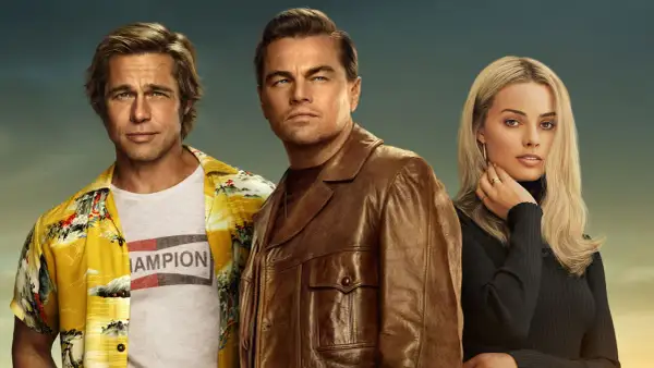Brad Pitt, Leonardo DiCaprio i Margot Robbie w kadrze z filmu "Pewnego razu... w Hollywood".