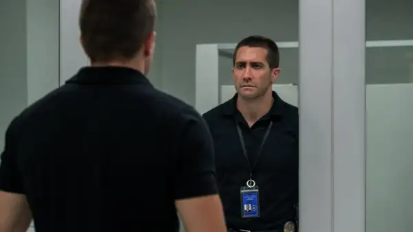 Jake Gyllenhaal w filmie "Procesja" patrzy w lustro, zastanawiając się nad swoją rolą.