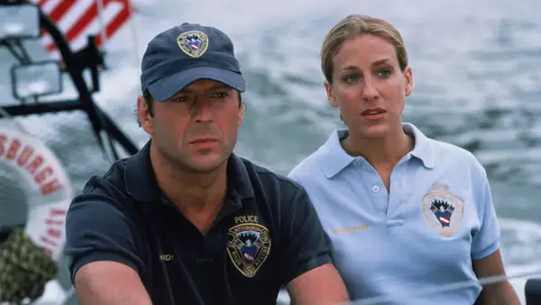 Bruce Willis w filmie "Sześć dni, siedem nocy" jako ratownik wodny. Obok niego Sarah Jessica Parker.