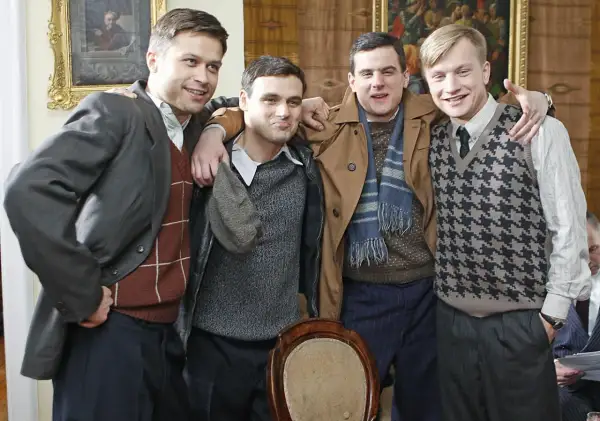 Przyjaciele z "Czasu honoru" obsada: Janek, Bronek, Michał i Władek pozują do zdjęcia.