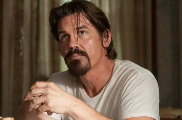 Josh Brolin w białej koszulce, z charakterystyczną brodą i zmęczonym spojrzeniem. Wiele jego filmów zapada w pamięć.