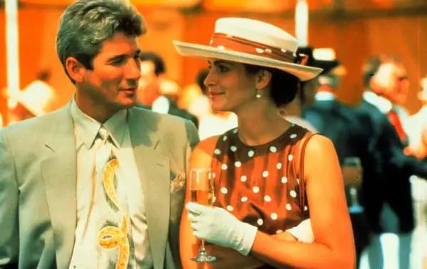 Julia Roberts w filmach, w tym w tej scenie z Richardem Gere, zachwyca elegancją.