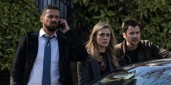 Trzech bohaterów serialu "Manifest" - Ben, Michaela i Saanvi - w napiętej sytuacji. Obsada w obliczu tajemnicy.